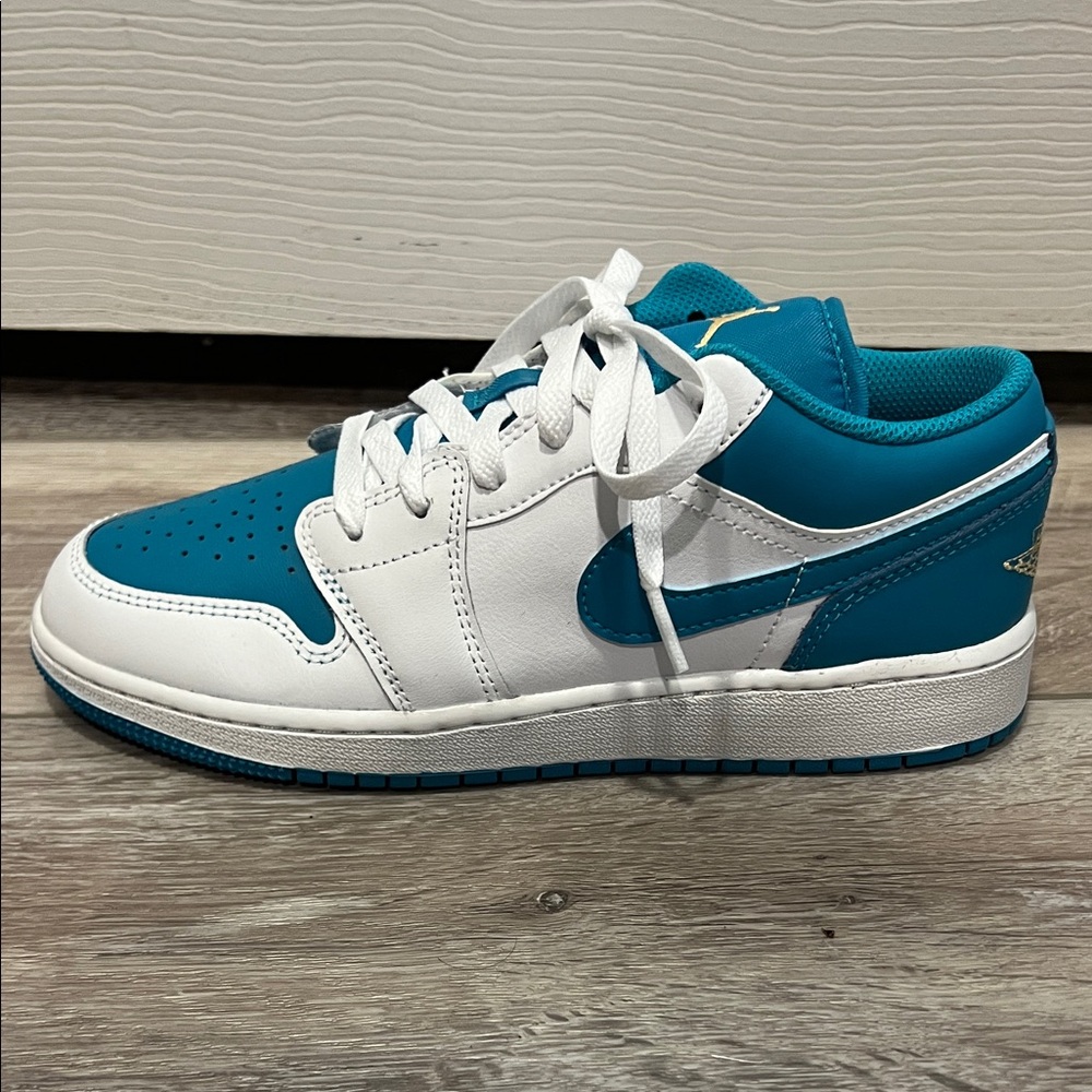 NWOT Nike Jordan 1 Low Aquatone (553560-174) Teal and White. Boys size 5Y - Picture 4 of 10